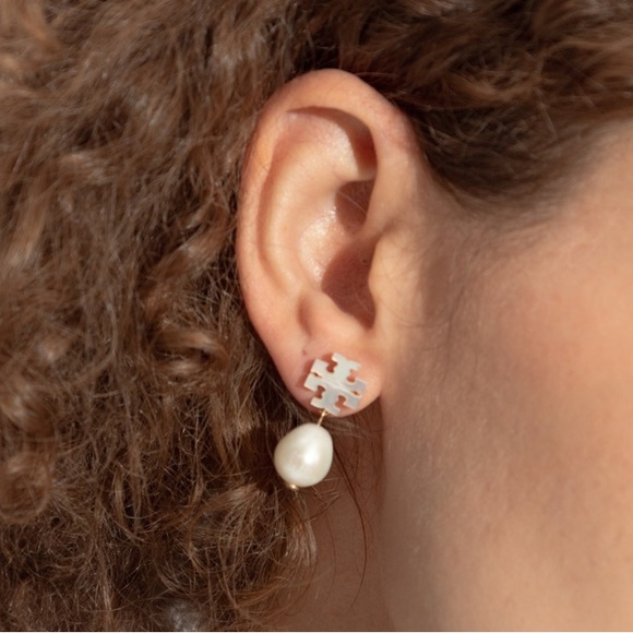 Tory Burch enameled Kira logo pearl drop earrings - Picture 5 of 5